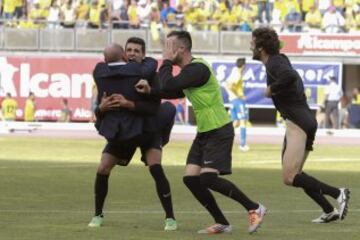 Los jugadores del Códoba celebran el ascenso a Primera División, al término del partido de la Liga Adelante ante la UD Las Palmas disputado esta tarde en el estadio de Gran Canaria, en Las Palmas.