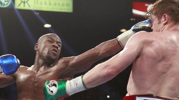 Floyd Mayweather golpea a Canelo Álvarez durante su combate en 2013.