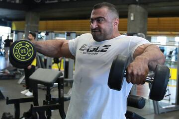 El jordano Mohammad Nsour, renunci¨® a la carrera de medicina para perseguir su sue?o de convertirse en un fisicoculturista estrella. A los 26 a?os, est¨¢ un paso m¨¢s cerca, ya que se clasific¨® para Mr Olympia, un prestigioso concurso internacional en Las Vegas, Nevada, donde se enfrentar¨¢ a los nombres y m¨²sculos m¨¢s importantes del deporte.