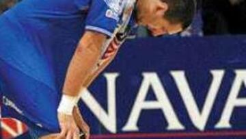 <B>CABIZBAJO.</B> Juancho Pérez muestra la imagen de impotencia del Portland en el final ante el Fotex.