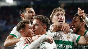 PAMPLONA, 25/09/2025.- Los jugadores del Elche celebran tras marcar ante Osasuna, durante el partido de la sexta jornada de LaLiga de fútbol que CA Osasuna y Elche CF han disputado este jueves en el estadio El Sadar, en Pamplona. EFE/Jesús Diges