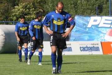 Ex defensa de Huachipato, Concepción y Universidad de Chile, entre otros. Recordada es su patada a Enzo Francescoli en un Chile-Uruguay de 1996, en el cual 'dio las gracias a Dios' por haberlo hecho.