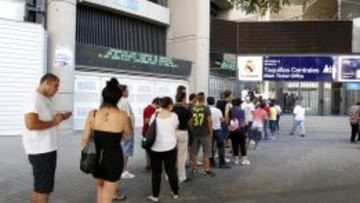 EXPECTACIÓN. Más de 500 aficionados hicieron cola el primer día (5 de agosto) en el que se pusieron a la venta las localidades.