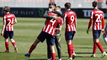 Los futbolistas del Atl&eacute;tico B, abatidos tras el 1-1 con el Navalcarnero.