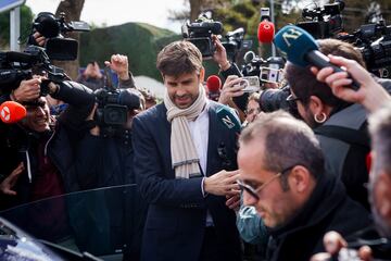 El exfutbolista del FC Barcelona y empresario Gerard Piqué sale tras declarar en el Juzgado de Primera Instancia e Instrucción Número 4 de Majadahonda. La jueza le investiga por presuntas irregularidades en el traslado de la 'Supercopa' de fútbol masculino de España a Arabia Saudí. Un día antes, ha aportado 15 facturas emitidas por Kosmos a la Federación de Fútbol de Arabia Saudí (SAAF) por importe global de 12 millones de euros para acreditar la relación contractual.