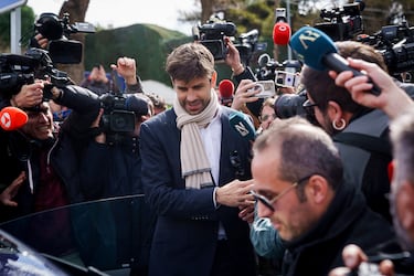 El exfutbolista del FC Barcelona y empresario Gerard Piqué sale tras declarar en el Juzgado de Primera Instancia e Instrucción Número 4 de Majadahonda. La jueza le investiga por presuntas irregularidades en el traslado de la 'Supercopa' de fútbol masculino de España a Arabia Saudí. Un día antes, ha aportado 15 facturas emitidas por Kosmos a la Federación de Fútbol de Arabia Saudí (SAAF) por importe global de 12 millones de euros para acreditar la relación contractual.