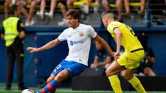 Soccer Football - LaLiga - Villarreal v FC Barcelona - Estadio de la Ceramica, Villarreal, Spain - August 27, 2023 FC Barcelona's Marcos Alonso in action with Villarreal's Juan Foyth REUTERS/Pablo Morano