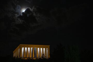 El eclipse lunar parcial sobre Anitkabir, el mausoleo del fundador de la Rep¨²blica Turca, Mustafa Kemal Ataturk, en Ankara, Turqu¨ªa
