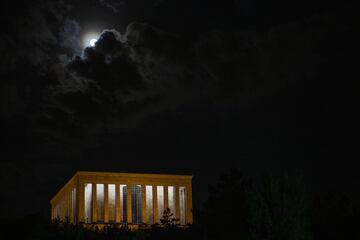 El eclipse lunar parcial sobre Anitkabir, el mausoleo del fundador de la República Turca, Mustafa Kemal Ataturk, en Ankara, Turquía