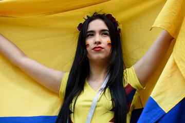 Aficionada colombiana presente en la grada del Mordovia Arena. 