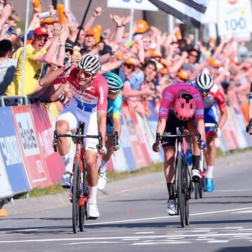 Van der Poel celebra su triunfo al esprint en Amstel Gold Race.