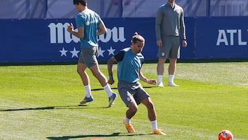 Griezmann controla un balón en el entrenamiento del Atlético.