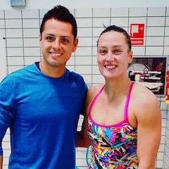 Chicharito, un fan más que pide foto a Mireia Belmonte
