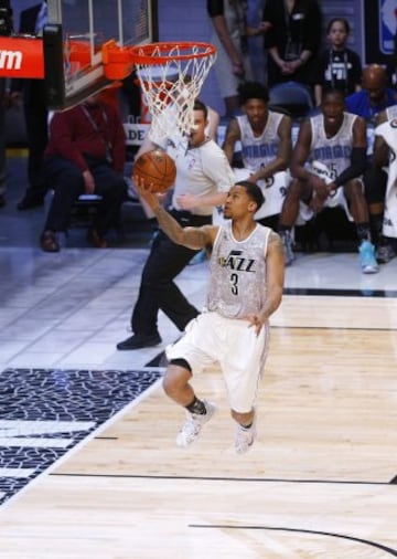 Trey Burke, base de los Jazz, se eleva para anotar