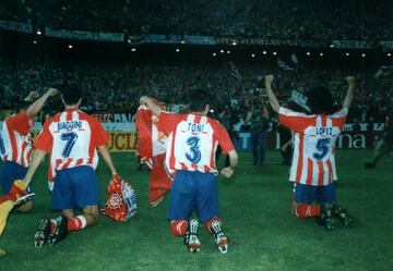 Los jugadores del Atlético celebran el título de 1996.