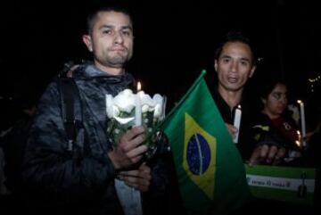 29-11-2016: En la noche del martes, hinchas de todos los equipos de Colombia se reúnen en Bogotá. El parque de la 93 y el estadio El Campín fueron escenarios de múltiples tributos.