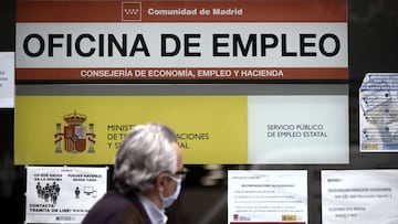 Una persona pasa al lado de una Oficina de Empleo en Madrid (Espa&ntilde;a), a 2 de septiembre. Hoy se ha conocido que el n&uacute;mero de parados registrados en las oficinas de los servicios p&uacute;blicos de empleo (antiguo Inem) baj&oacute; en 26.329 