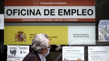 Una persona pasa al lado de una Oficina de Empleo en Madrid (España), a 2 de septiembre. Hoy se ha conocido que el número de parados registrados en las oficinas de los servicios públicos de empleo (antiguo Inem) bajó en 26.329 desempleados en septiembre (-0,7%), su mayor descenso en este mes de toda la serie, iniciada en 1996, según datos publicados este viernes por el Ministerio de Trabajo y Economía Social.
02 OCTUBRE 2020;PARO;SEPTIEMBRE;OFICINA DE EMPLEO;MADRID;INEM
Óscar Cañas / Europa Press
02/10/2020