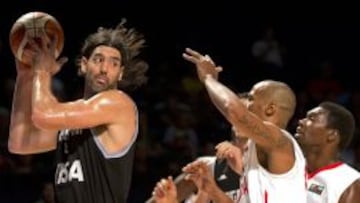 Argentina&#039;s Luis Scola looks to pass under pressure from Panama&#039;s Ernesto Oglivie, second right, during a FIBA Americas Championship basketball game in Mexico City, Monday, Sept. 7, 2015. (AP Photo/Eduardo Verdugo)