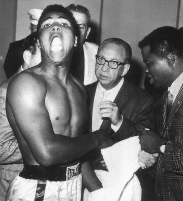 Muhammad Ali durante el pesaje previo al primer combate con Sonny Liston.