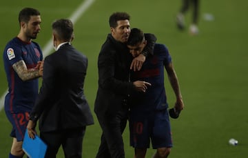 Y si su final de curso 2019-20 fue muy bueno, el 2020-21 le encumbró entre los atléticos. Sin embargo, no toda la temporada fue fácil. Tras una primera vuelta extraordinaria (50 puntos en los primeros 19 partidos de Liga), el Atlético vio como los perseguidores le iban recortando puntos. Y en un momento crítico del año, Correa empezó a ver la portería cada vez más pequeña. El argentino pudo dar la victoria al Atleti en la visita al Levante, pero tras un remate de Suárez y la parada de Aitor, remató por encima del larguero sin nadie bajo palos. Un error que le hizo perder confianza y cuando en la visita al Betis tuvo otras dos ocasiones para ganar en el descuento y no pudo convertir ninguna, Correa se desplomó. El argentino se marchó del Benito Villamarín entre lágrimas, Simeone acudió a su paso y le abrazó para darle ánimos. Como cuenta en su documental, hizo ver a su ‘10’ que era el jugador del equipo que más ocasiones estaba generando y que los goles iban a llegar. 