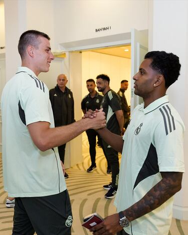 Lunin saluda a Rodrygo en el hotel Four Seasons Palm Beach, en Florida.