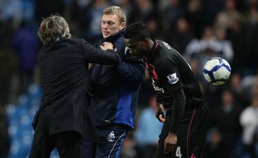 En 2010, Manchester City y Everton se midieron en un duelo que se calentó en las áreas técnicas. Con el resultado en contra para los ‘citizens’, Moyes retuvo un balón que salió por la línea de banda para ganar tiempo. Este gesto no le gustó a Mancini y se fue directo hacia él para que devolviese el balón al terreno de juego. Tras el lamentable encontronazo, los dos entrenadores fueron expulsados.