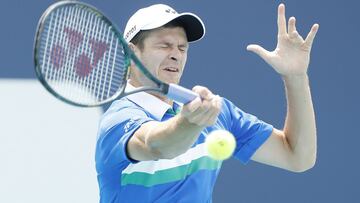 Hubert Hurkacz golpea una bola con los ojos cerrados durante su partido ante Jannik Sinner en la final del Miami Open en el Hard Rock Stadium de Miami Gardens, Florida.