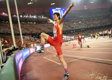 El chino Zhang Guowei celebra su medalla de plata en la final de salto de altura.