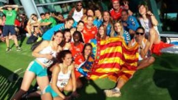 Las chicas del Valencia, Terra i Mar celebran su victoria.