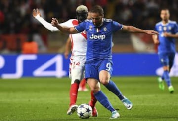 Tiemoue Bakayoko y Gonzalo Higuain