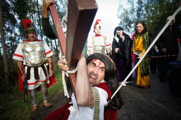 Varias personas durante el Viacrucis viviente de O Valadouro en el Miércoles Santo.