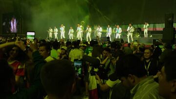 La escena solo es posible mediante la magia de la Copa del Mundo. La Banda El Recodo, de Don Cruz Lizárraga, se apodera del escenario en Moscú, como si estuviera en tierra sinaloense.