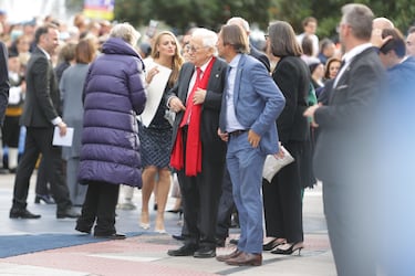 El Padre Ángel a su llegada al Teatro Campoamor para asistir a la ceremonia de entrega de los Premios Princesa de Asturias 2025.