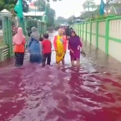 Un pueblo indonesio amanece con aguas rojas en sus calles
