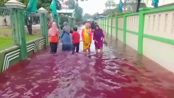 ¡Un pueblo de Indonesia amaneció con aguas rojas en sus calles!