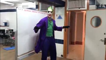 O'Leary celebra Halloween: llegó al partido disfrazado de 'Joker'