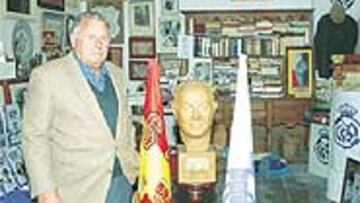 <b>EL AMIGO DE BERNABÉU.</b> Martínez Pardo posee un museo impresionante del Madrid en Aspe (Alicante).