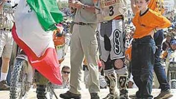 <b>VICTORIA.</b> Meoni ganó su primer Dakar en 2001 y le acompañaron en el podio su hijo Gioele y su mujer Elena.