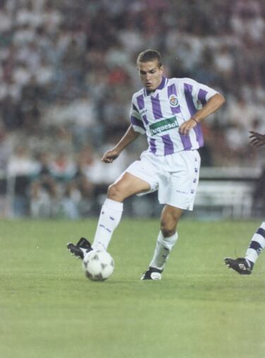 Debutó en 1993 con el Real Valladolid, alternando durante dos temporadas las actuaciones en el primer y segundo equipo. 
