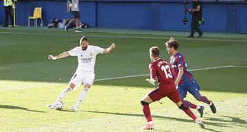 Benzema marca el definitivo 0-2 al Levante. 