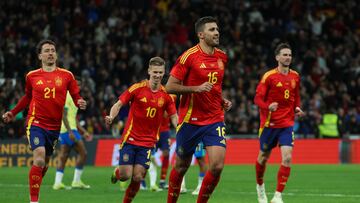 Rodrigo celebra un gol, con Dani Olmo por detrás.