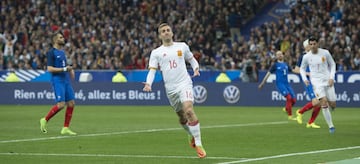 Lopetegui busca alternativas al juego de toque de la Selección con jugadores más profundos, de banda. Pedro y Deulofeu cumplen con estos requisitos y por eso los lleva. El caso del canario es ya habitual, pero Deulofeu ha sido apuesta del seleccionador en todas sus convocatorias. Cumplió con un gran partido ante Francia, con gol incluido.