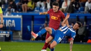 VITORIA, 20/10/2025.- El centrocampista del Alavés, Antonio Blanco (d), disputa el balón ante el jugador del Valencia, Pepelu, durante el partido de LaLiga de fútbol que Deportivo Alavés y Valencia CF disputan este lunes en el estadio de Mendizorrotza, en Vitoria. EFE/Adrián Ruiz Hierro