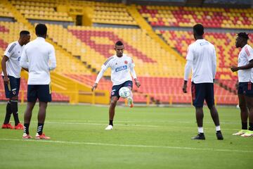 El equipo de Reinaldo Rueda realizó su última práctica en la capital colombiana en el estadio El Campín. Viajarán a Montevideo este martes 5 de octubre y allí continuarán con su preparación para enfrentar a la Selección de Uruguay este jueves 7 de octubre. 