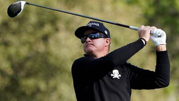 Brian Gay golpea una bola durante el recorrido del AT&T Pebble Beach Pro-Am en el Monterey Peninsula Country Club Shore Course de Pebble Beach, California.