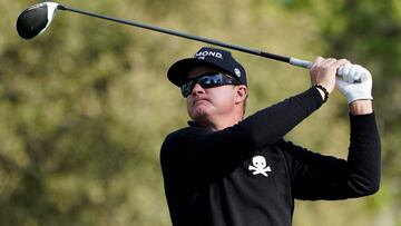 Brian Gay golpea una bola durante el recorrido del AT&amp;T Pebble Beach Pro-Am en el Monterey Peninsula Country Club Shore Course de Pebble Beach, California.