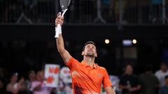 El serbio Novak Djokovic celebran su victoria en las sefiminales del Torneo de Adelaida contra el ruso Daniil Medvedev, el 7 de enero de 2023.