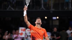 El serbio Novak Djokovic celebran su victoria en las sefiminales del Torneo de Adelaida contra el ruso Daniil Medvedev, el 7 de enero de 2023.