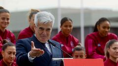 LAS ROZAS (MADRID), 21/02/2024.- El presidente de la Comisión Gestora de la Real Federación Española de Fútbol, Pedro Rocha, da un discurso durante la presentación del sello y la moneda conmemorativa de la victoria de la selección española femenina de fútbol en el Mundial 2023, este miércoles, en la Ciudad del Fútbol de Las Rozas (Madrid). EFE/ Fernando Alvarado
